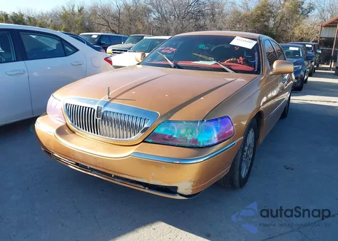 2003 Lincoln Town Car Cartier z USA, uszkodzony, nr VIN 1LNHM83WX3Y633077